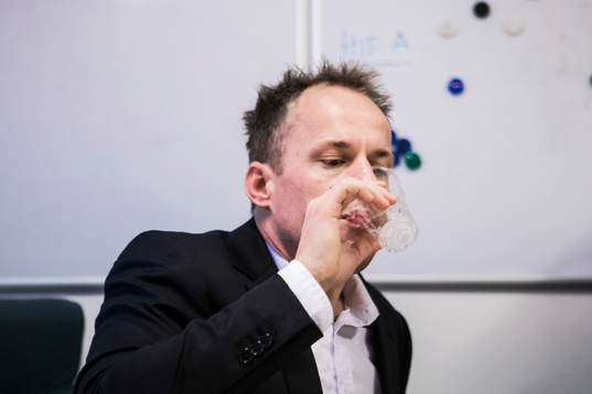 Hammarbys tränare Jakob Michelsen dricker ett glas vatten