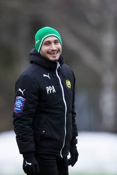 Hammarbys assisterande tränare Pablo Pinones-Arce ler