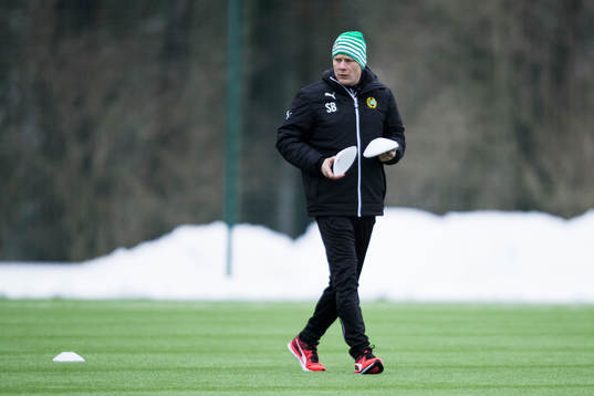 Hammarbys assisterande tränare Stefan Billborn förbereder
