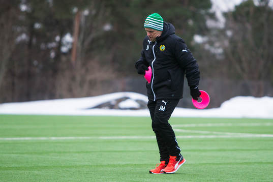Hammarbys tränare Jakob Michelsen förbereder innan en