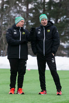 Hammarbys tränare Jakob Michelsen samtalar med