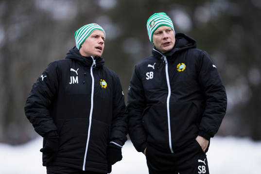Hammarbys tränare Jakob Michelsen samtalar med