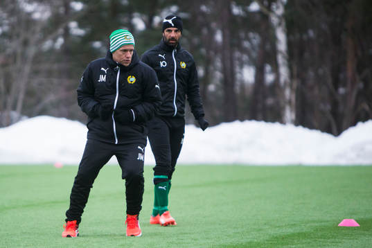 Hammarbys tränare Jakob Michelsen instruerar bredvid