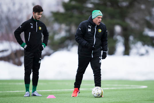 Hammarbys tränare Jakob Michelsen instruerar bredvid Elias
