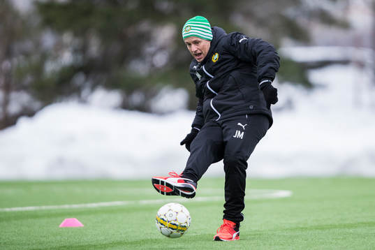 Hammarbys tränare Jakob Michelsen sparkar en boll