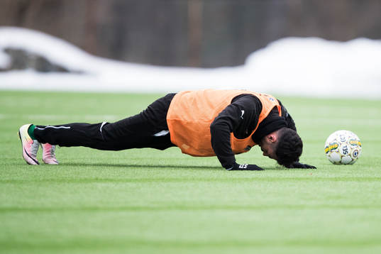 Hammarbys Imad Khalili gör armhävningar