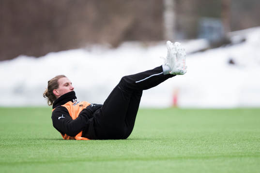 Hammarbys Oliver Silverholt gör situps
