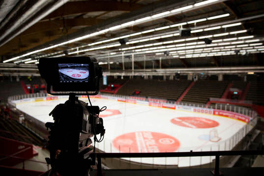 En riggad TV-kamera i arena Frölundaborg innan