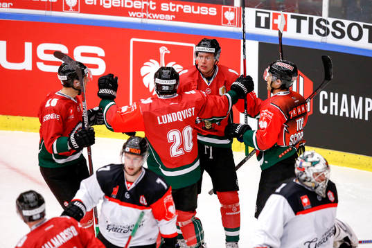 Frölundas John Nyberg jublar med lagkamrater