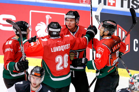 Frölundas John Nyberg jublar med lagkamrater