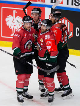 Frölundas John Nyberg jublar och omfamnas