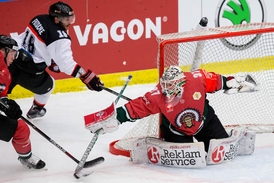 Frölundas målvakt Johan Gustafsson stöter bort en puck