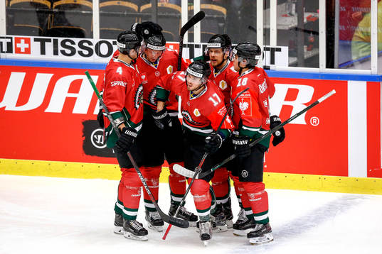 Frölundas Mats Rosseli Olsen jublar med lagkamrater