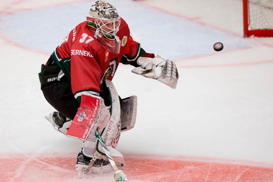 Frölundas målvakt Johan Gustafsson är ute och stöter