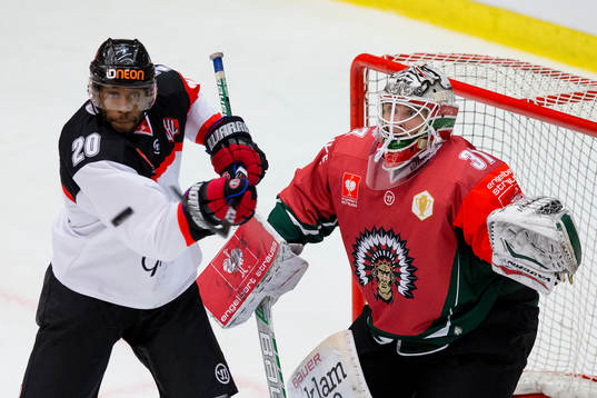 Fribourg-Gottérons Greg Mauldin styr ett skott mot