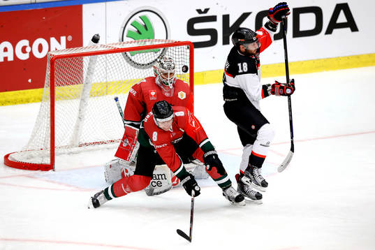 Frölundas målvakt Johan Gustafsson räddar ett skott