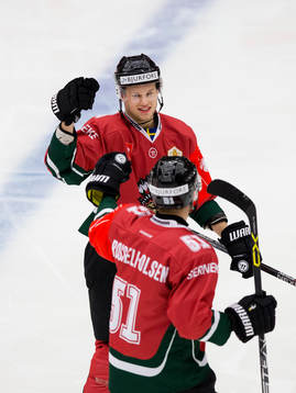 Frölundas Jacob Larsson jublar ihop med Mats Rosseli Olsen