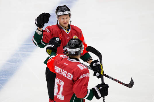 Frölundas Jacob Larsson jublar ihop med Mats Rosseli Olsen