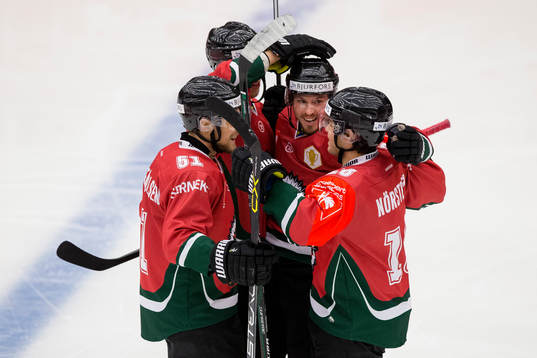 Frölundas Jacob Larsson jublar och omfamnas