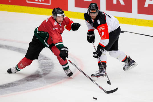 Frölundas John Nyberg och Fribourg-Gottérons Chris Rivera