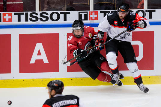 Fribourg-Gottérons John Fritsche tacklar Frölundas Filip