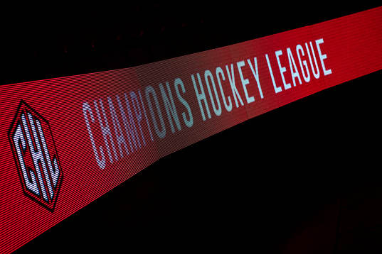 Reklamdisplay med CHL logo före ishockeymatchen i CHL