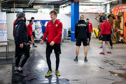 Sparta Prags spelare värmer upp före ishockeymatchen i