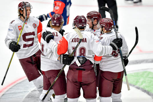 Sparta Prags Andrej Kudrna jublar med lagkamrater