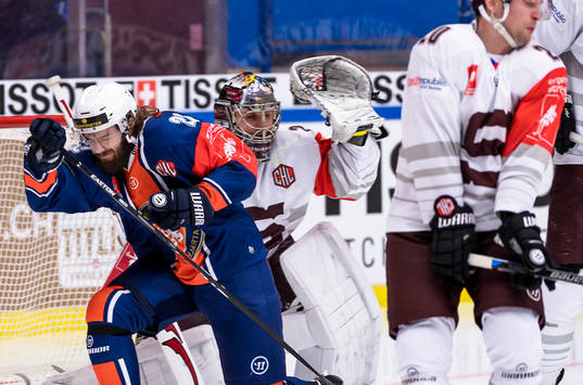 Växjös Ville Leino duckar för pucken