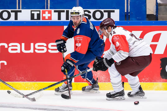 Växjös Josh Hennessy jagas av Sparta Prags Tomas Netik