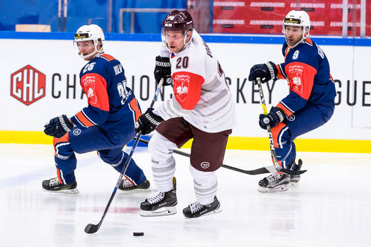 Sparta Prags Petr Vrana jagas av Växjös Philip Holm och