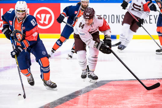 Växjös Linus Fröberg jagas av Sparta Prags Brian Ihnacak