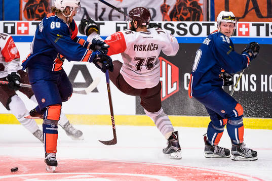 Växjös Erik Josefsson tacklar Sparta Prags Jan Piskacek