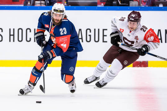Växjös Ville Leino jagas av Sparta Prags Petr Vrana