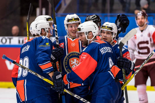 Växjös Josh Hennessy jublar
