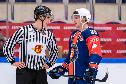 Växjös Philip Holm pratar med Linjemannen Alexander