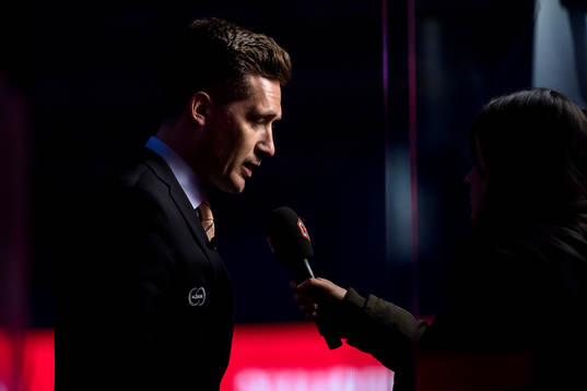 Växjös tränare Sam Hallam blir intervjuad