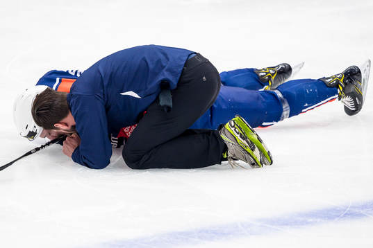 Växjös Pontus Netterberg får hjälp av Växjös massör