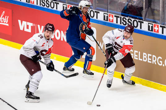 Växjös Erik Josefsson bakom Sparta Prags Petr Vrana och