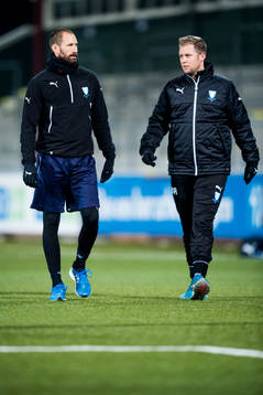 Malmö FFs målvakt Johan Wiland i samtal med sjukgymnast