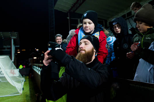 Malmö FFs Jo Inge Berget tar en selfie med en supporter