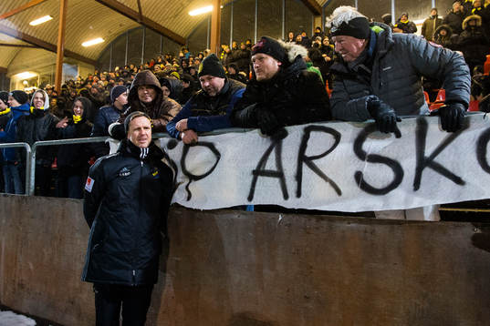 s tränare Rikard Norling pratar med supportrar