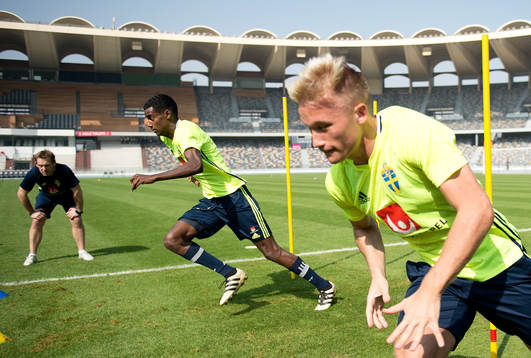 Sveriges Niklas Bärkroth och Alexander Isak
