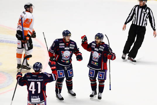 Linköpings Garrett Roe (t h) har precis gjort mål 2-0 och