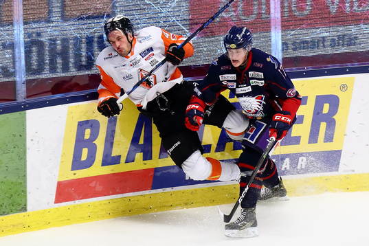 Linköpings Henrik Törnqvist tacklar Karlskronaspelare