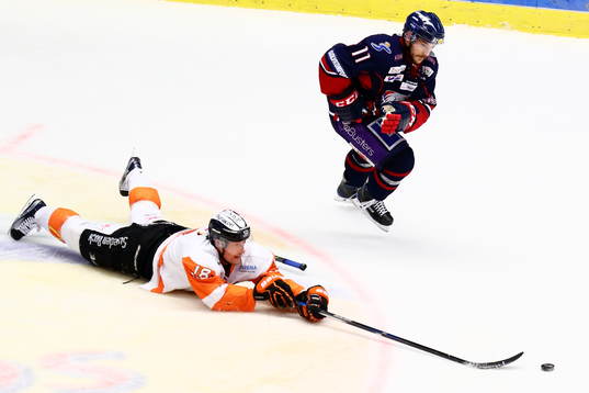 Karlskronas Emil Larsson sträcker sig