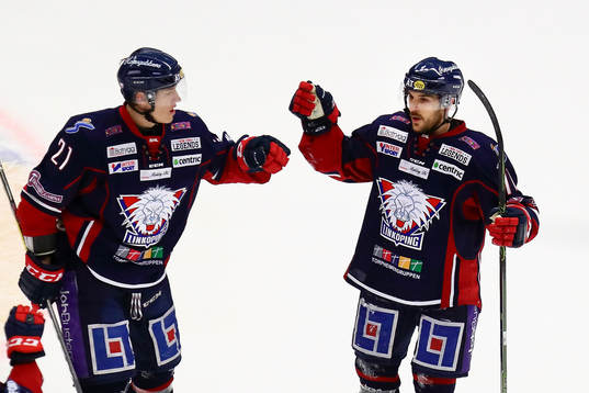 Linköpings Garrett Roe och Emil Sylvegård jublar