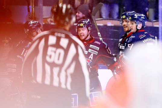 Linköpings Andrew Gordon jublar med Jakob Lilja som precis