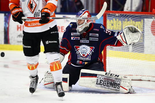 Karlskronas Emil Larsson (ej i bild) på väg att göra