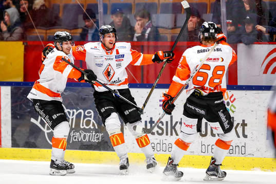 Karlskronas Alexander Bergström jublar